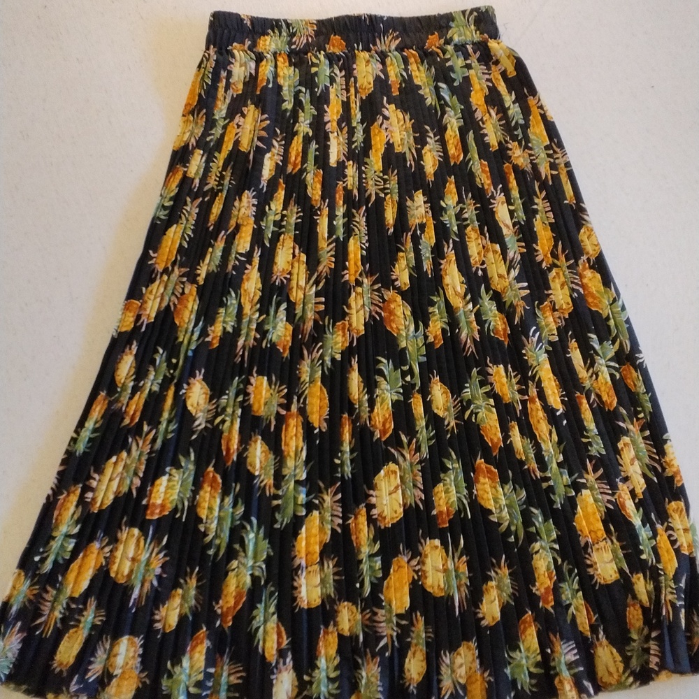 Pleated Black Midi Skirt with Yellow Pineapple Print